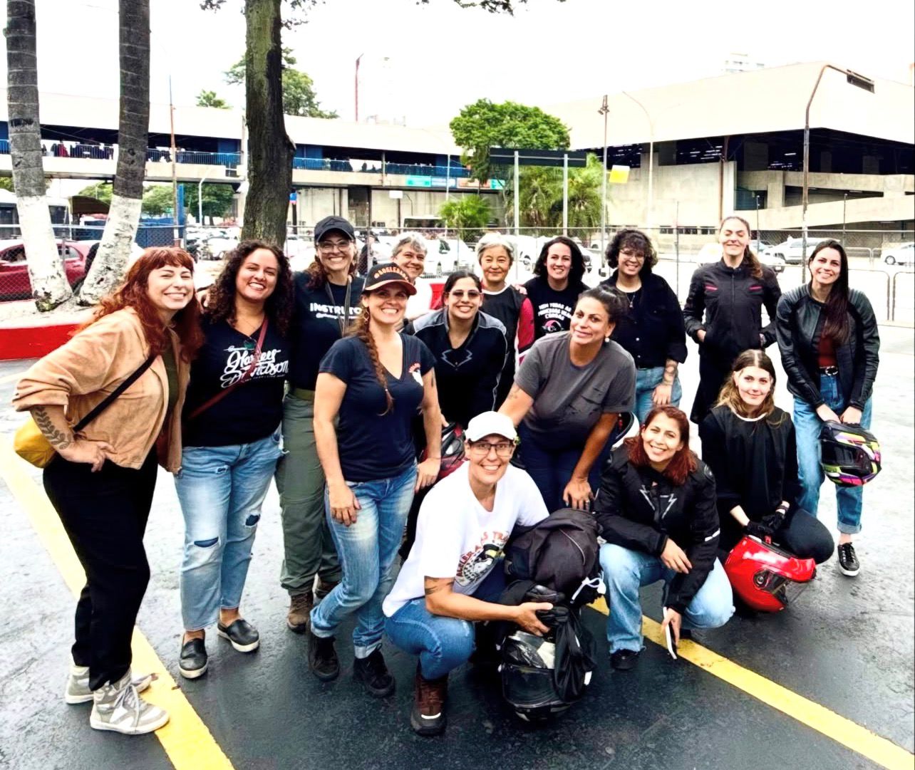 Treinamento prático de pilotagem feminina de moto pelo Movimento Aceleradas