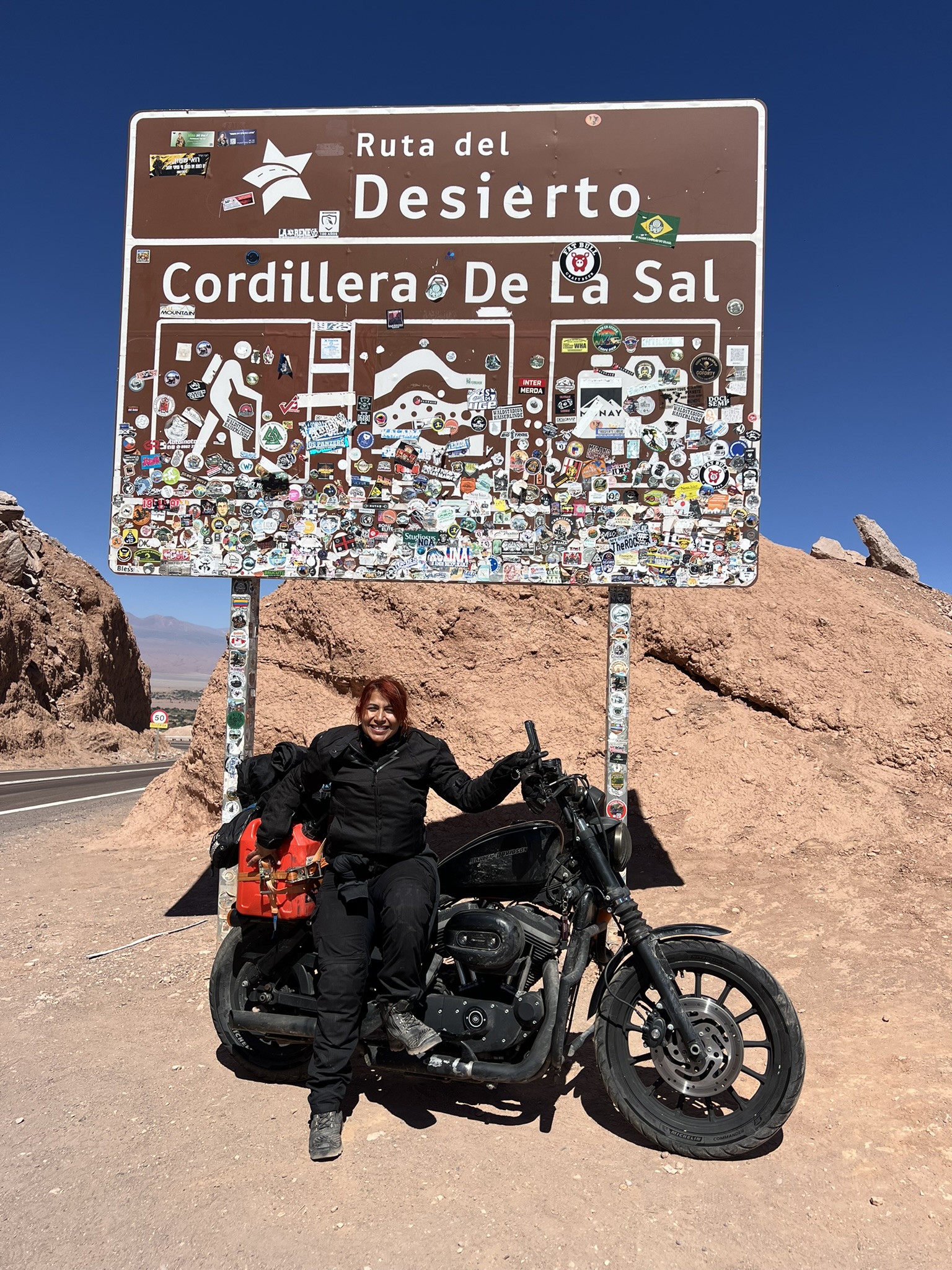 Motociclista Simone Carolina em viagem na Expedição Atacama de Harley-Davidson Sportster 883R