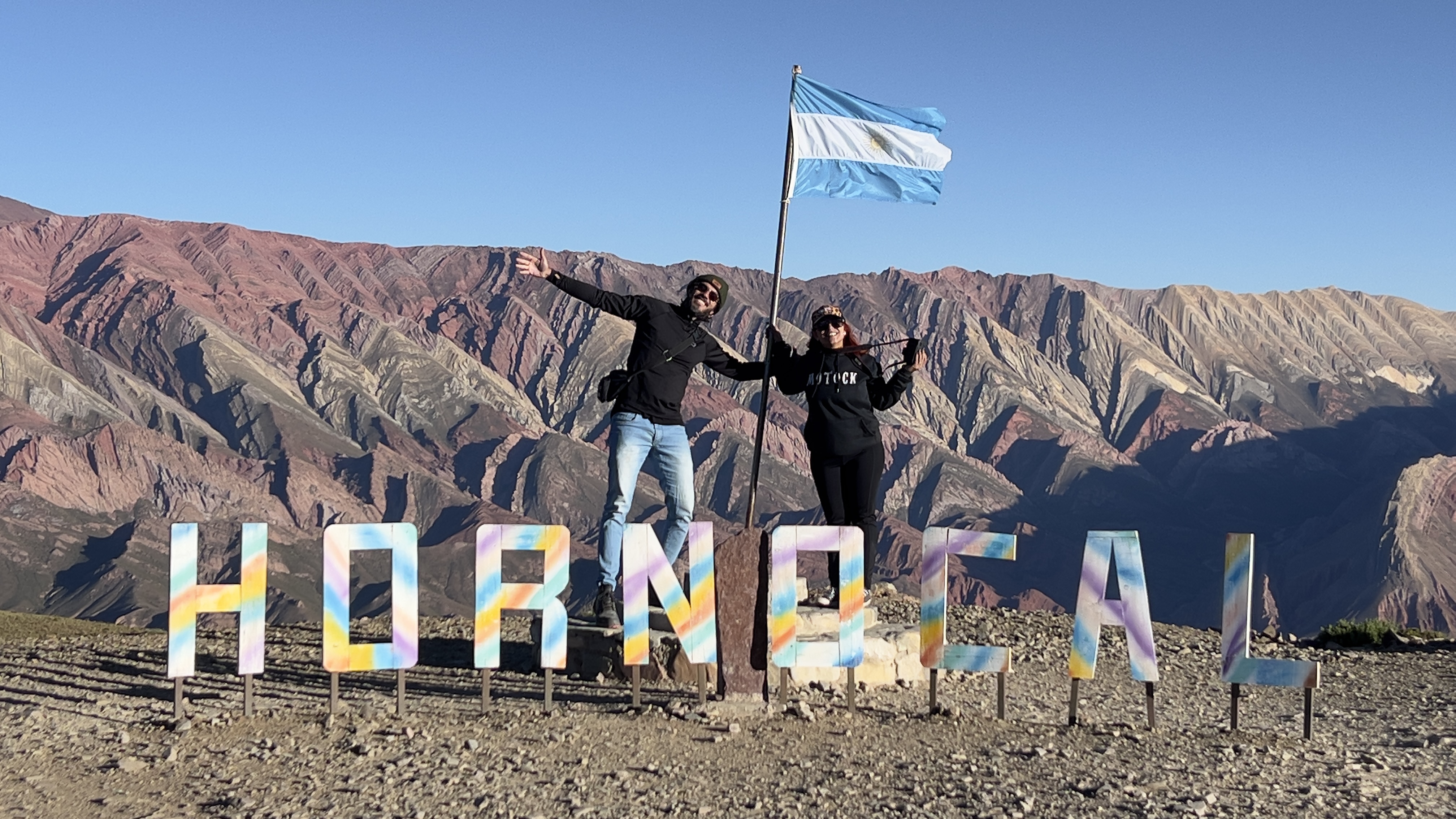 Motos Harley-Davidson paradas à beira da rodovia enfrentando as longas retas e os desafios de manutenção no asfalto da Argentina