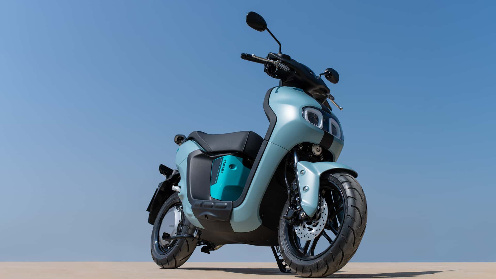 Modelo recente de moto elétrica circulando no trânsito urbano do Brasil